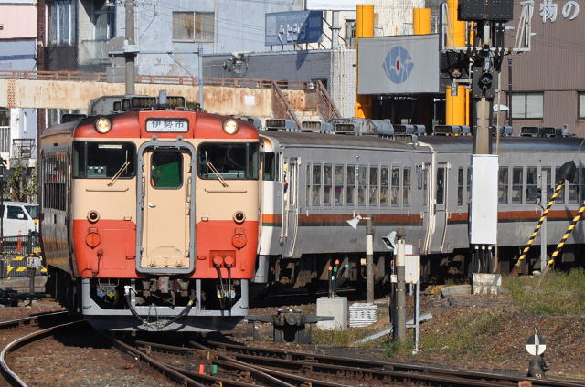 伊勢市駅から多気側に引き上げるキハ48形気動車