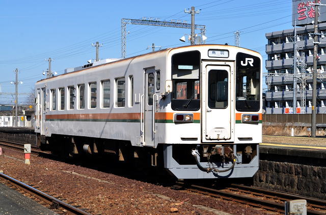 キハ１１鋼製車、松坂駅にて