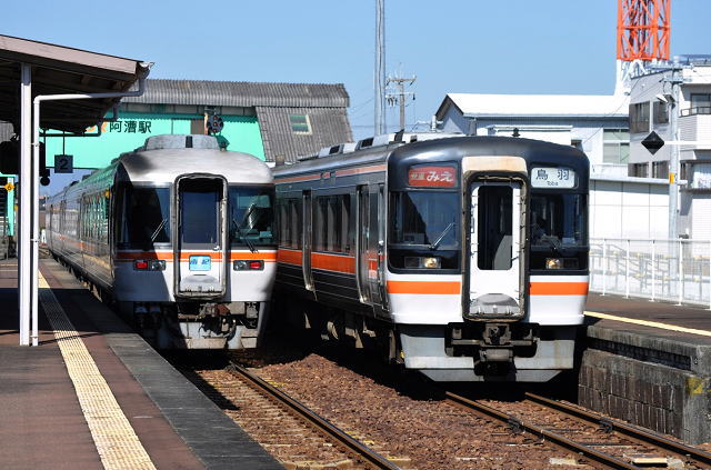 特急「南紀４号」（通過）と快速「みえ５号」（運転停車中）が交換