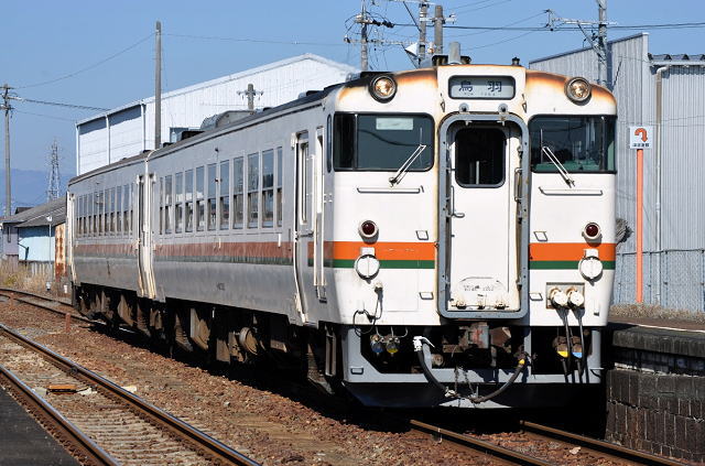 阿漕駅に到着するキハ40