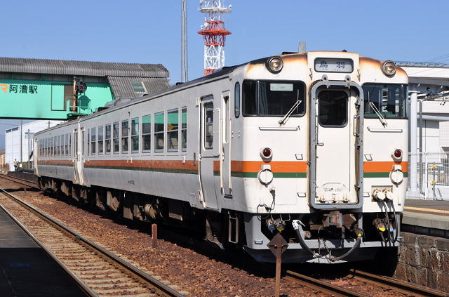 阿漕駅に停車中のキハ40