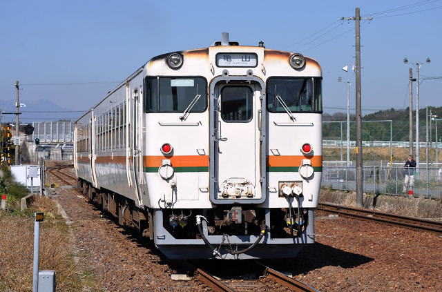 一身田駅を発車したキハ40