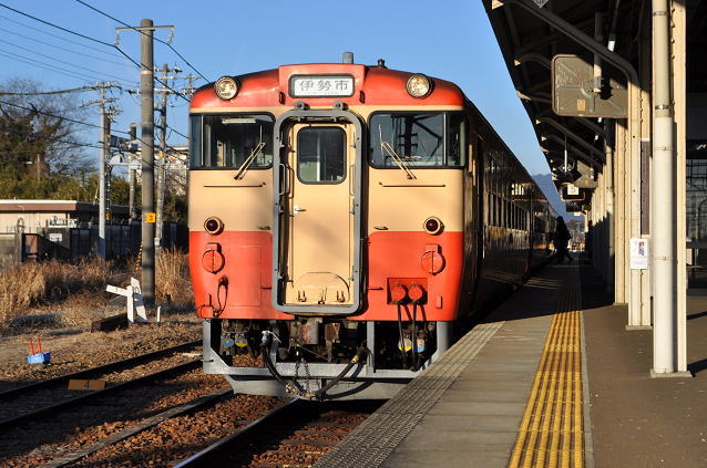 キハ48形気動車を亀山駅にて