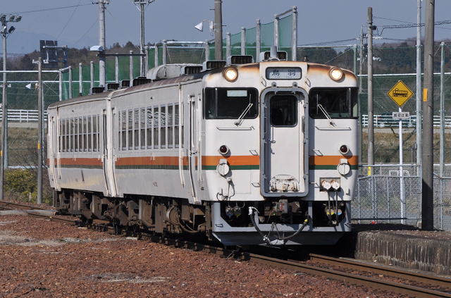 一身田駅に到着するキハ40