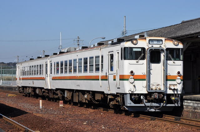 一身田駅停車中のキハ40