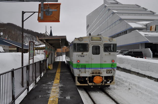 夕張支線、夕張駅に停車中のキハ40とホテルマウントレースイ