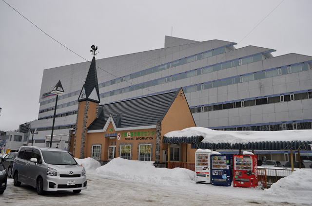 ホテルマウントレースイと夕張支線の夕張駅舎外観
