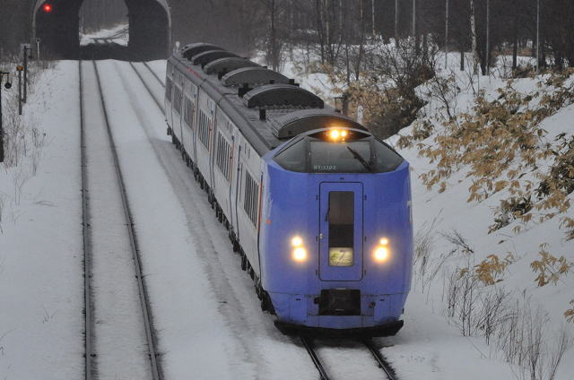 石勝線十三里駅を通過する特急スーパーとかち5号