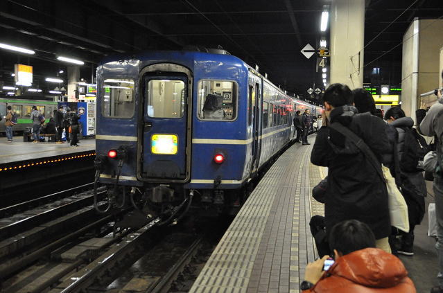札幌駅で、急行はまなすを撮影する鉄道ファン