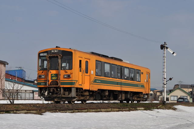 津軽五所川原駅に到着する「走れメロス号」