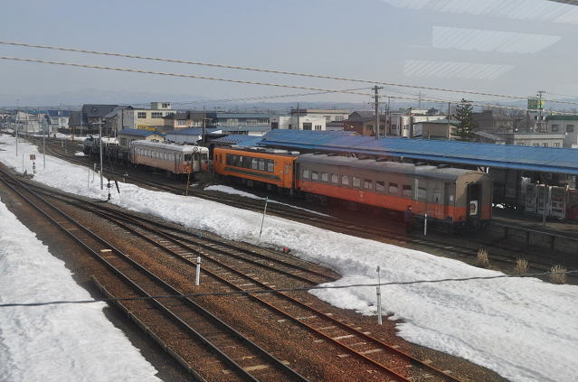 ディーゼルカーと客車の2両編成のストーブ列車