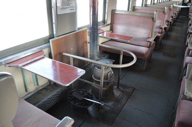 津軽鉄道ストーブ列車、オハ４６－２車内のダルマストーブ