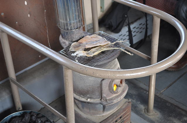 津軽鉄道ストーブ列車でスルメを焼く