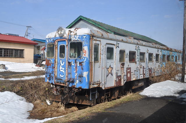 津軽鉄道嘉瀬駅留置のキハ22「しんご号」