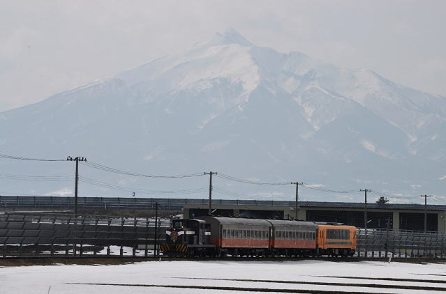 岩木山を背景にしたストーブ列車