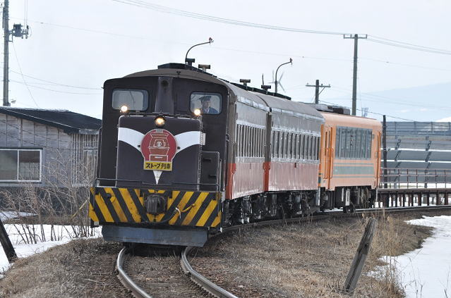 五農高前駅を発車したストーブ列車