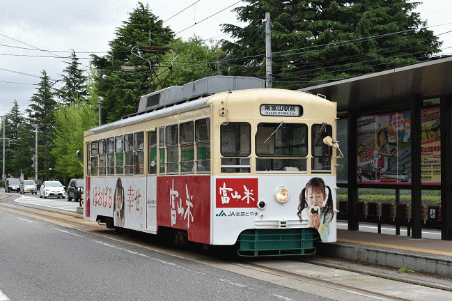 大学前にて７０００形