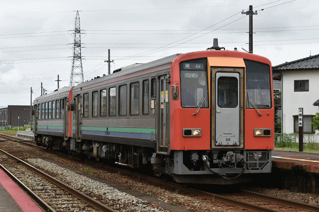 西富山駅で対向の特急列車を待つ富山行
