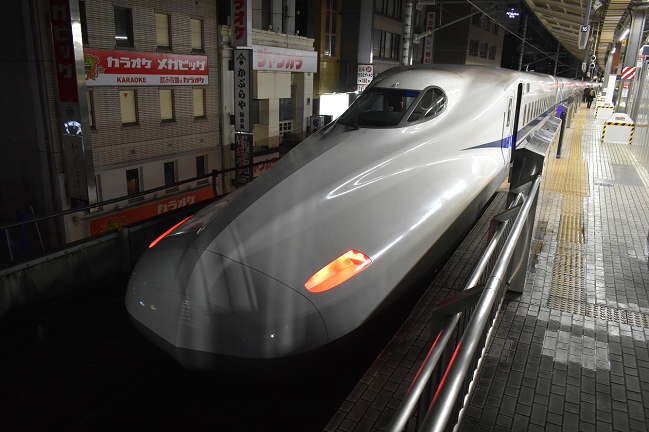 名古屋で出発を待つ「のぞみ75号」