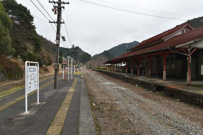 レールの撤去された彦山駅