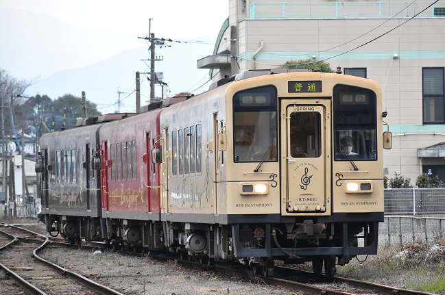 あさぎり駅に到着する肥後西村行