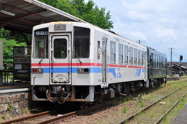 人吉温泉駅に停車中のKT104とKT203