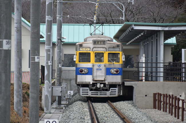御代志駅に停車中の6000形電車
