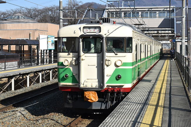 初代長野色であるS7編成