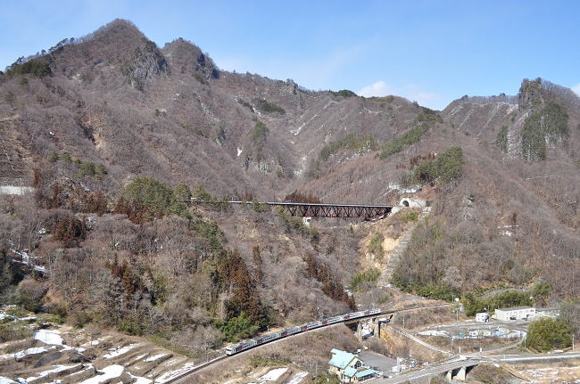 八ッ場ダム水没区間を行く185系特急「草津」
