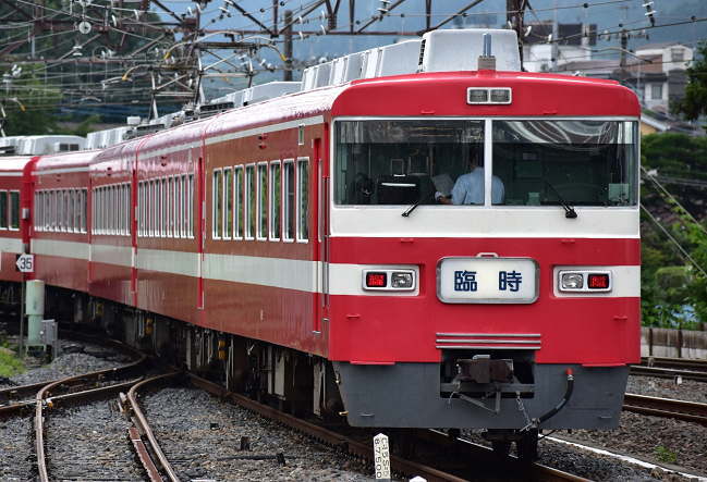 りょうもう塗色の350型1819編成