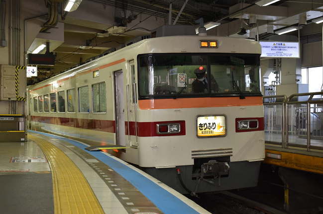 浅草駅停車中の特急「きりふり281号」
