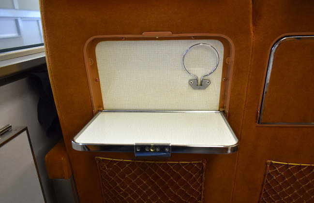 350型の背面テーブル