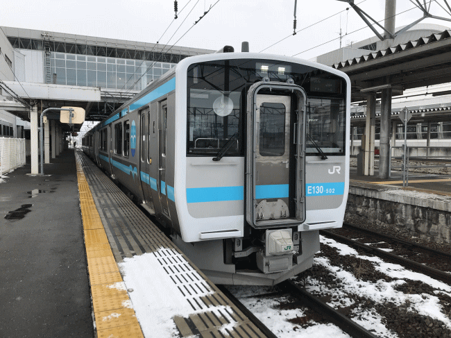 八戸駅に停車中のキハE130系気動車
