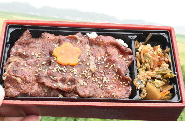 仙台駅で購入した「牛たん弁当」