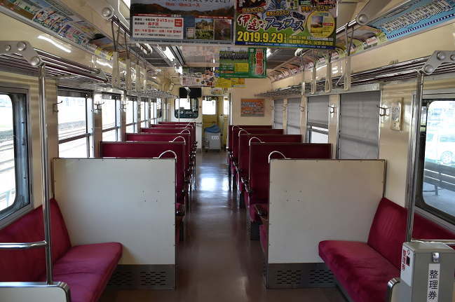 8100系の車内のセミクロスシート