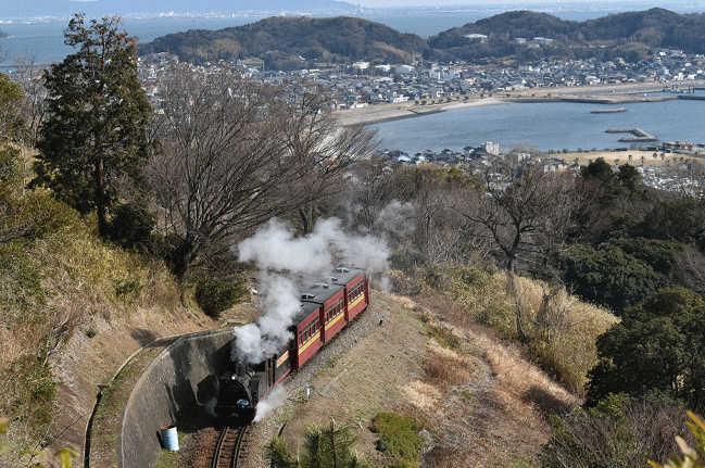 ゆうひが丘展望台下の広場にある休憩所付近からこども汽車のSLをを撮影