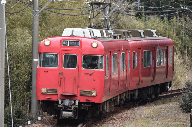 こどもの国駅に到着する6000系