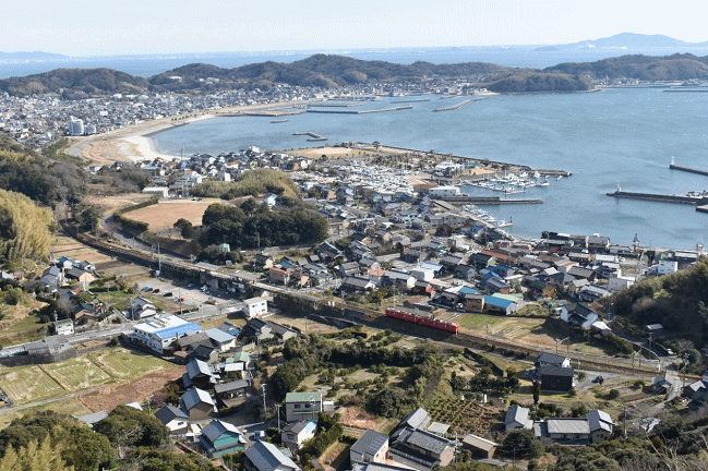 展望台の頂上から名鉄蒲郡線列車を撮影
