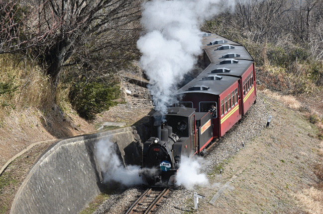 山の中腹を周回するSL