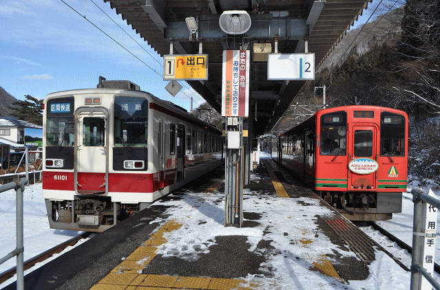 会津高原尾瀬口駅で、東武日光発会津若松行「ＡＩＺＵマウントエクスプレス３号」と列車交換