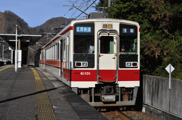 川治温泉駅に停車中の区間快速浅草行き