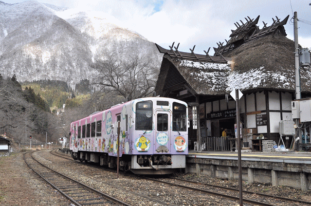 湯野上温泉駅に停車中の会津鉄道の会津田島行