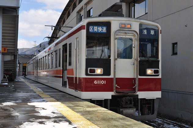 会津鉄道の会津田島駅で発車を待つ浅草行区間快速列車
