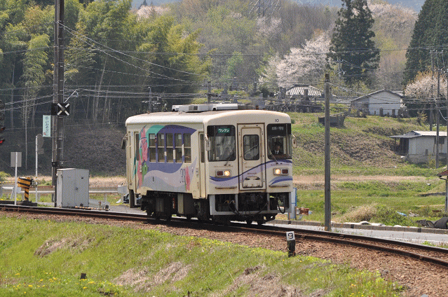 極楽駅に到着するアケチ10形