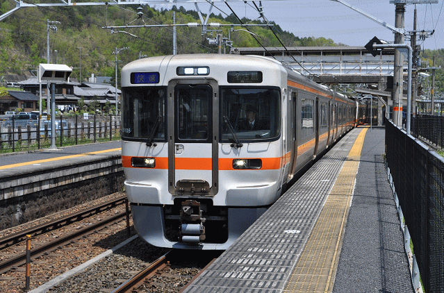 JR東海の電車を武並駅にて