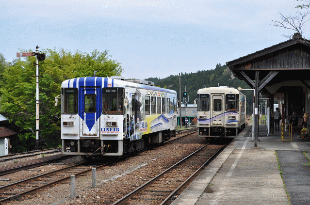 明知鉄道岩村駅のアケチ10形と腕木式信号機