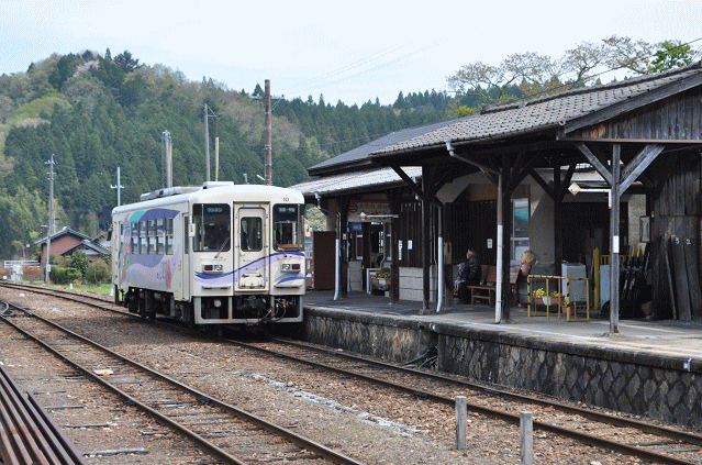 明知鉄道岩村駅に停車中のアケチ10形