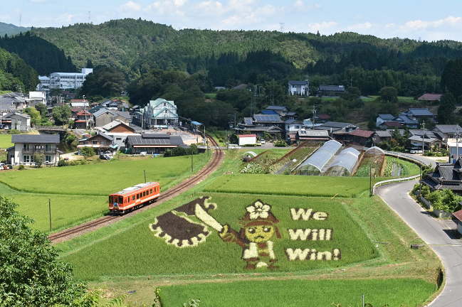 アケチ102号恵那行と田んぼアート