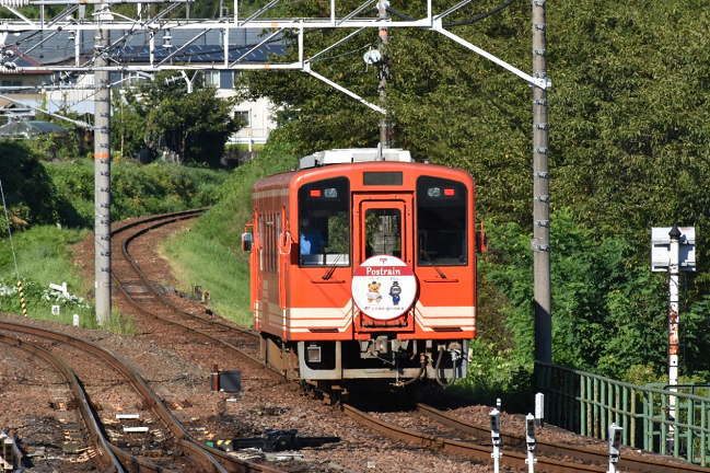 恵那駅を発車した明知鉄道