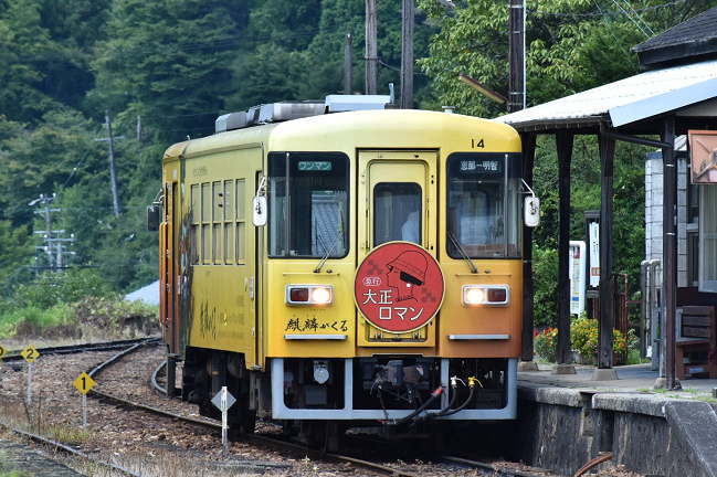 阿木駅に到着した明智行急行「大正ロマン号」